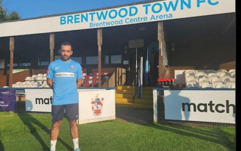 Deering signs for The Blues